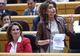 La ministra de Hacienda, María Jesús Montero, junto a la de Transición Ecológica, Teresa Ribera.