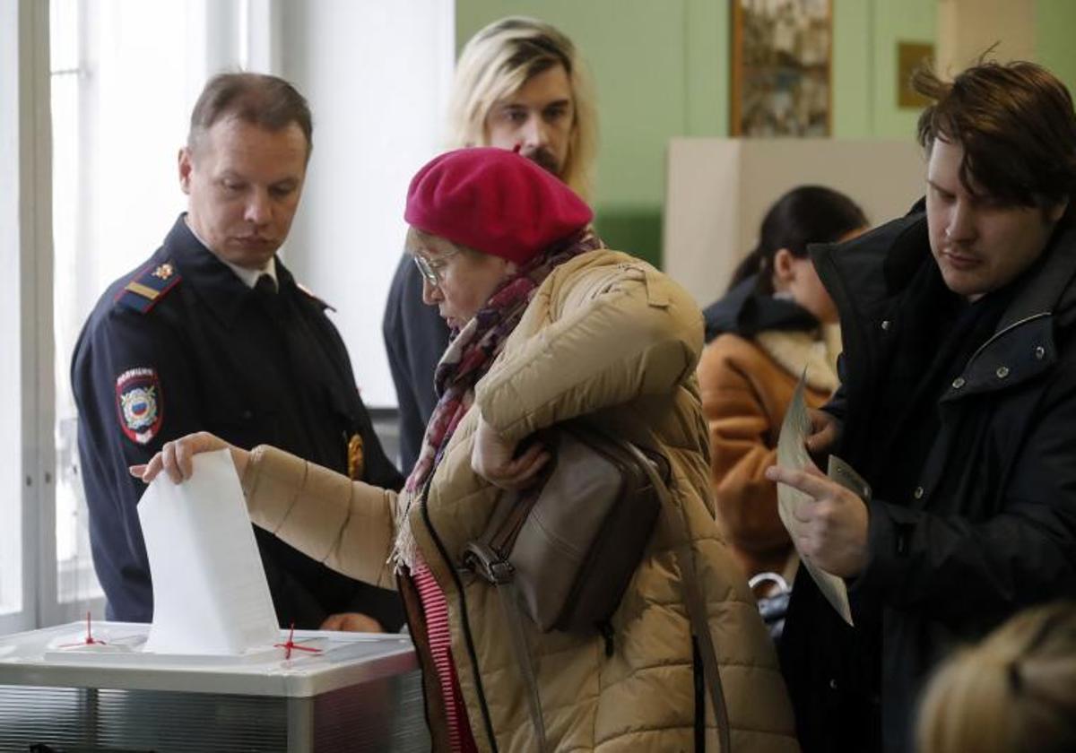 Votantes en las elecciones presidenciales rusas, en un colegio electoral de Moscú.