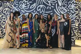 Maia Eder Curutchet posa con las modelos del desfile de SKFK en la pasada edición de la Fashion Week de Madrid.