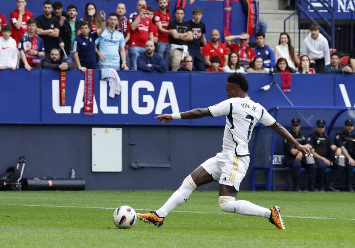 Vinicius define en la acción de su primer gol a Osasuna.