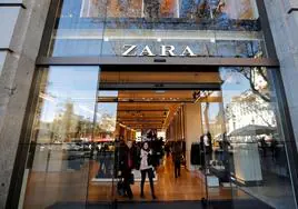 Clientes saliendo de una tienda de Zara en Barcelona.