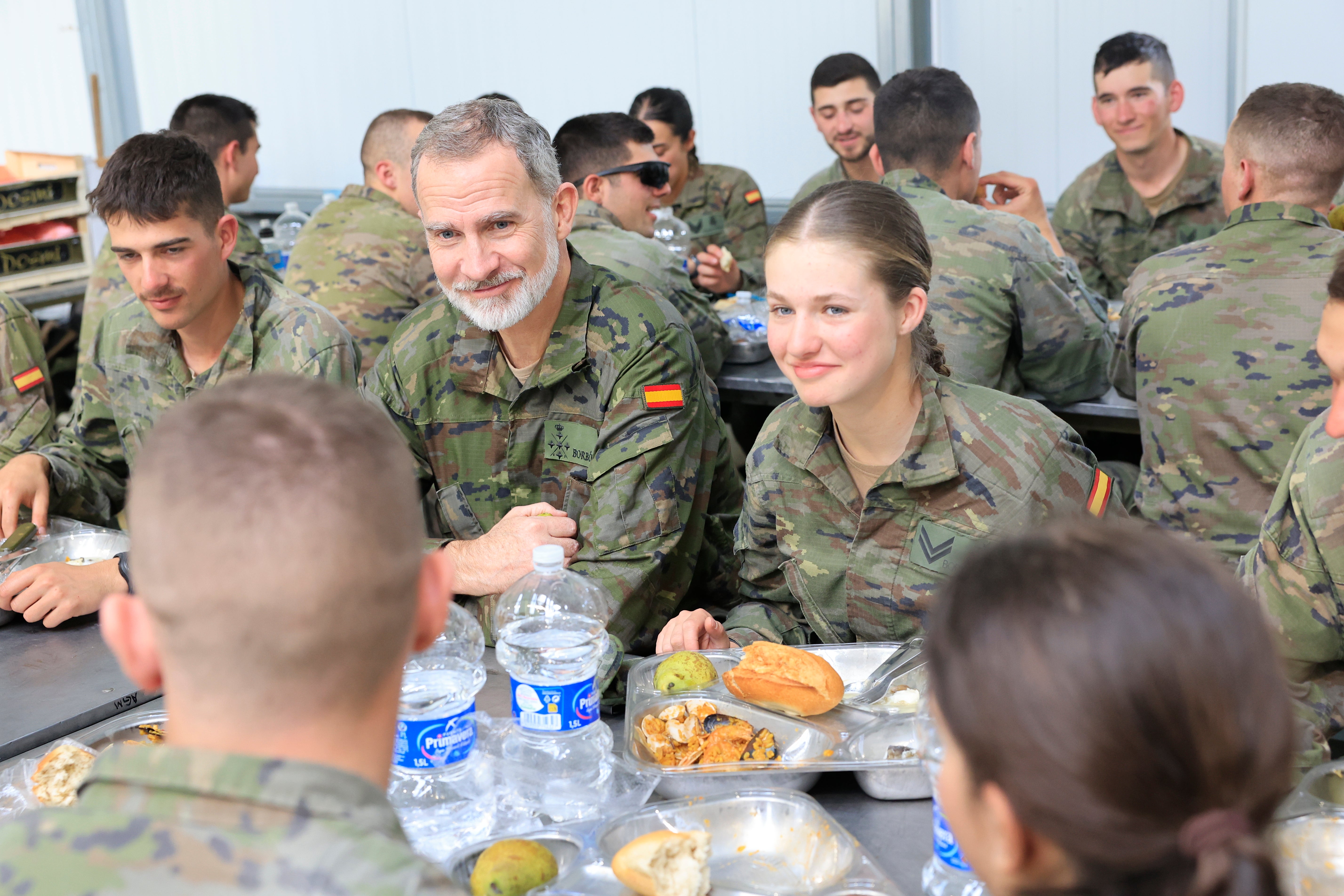 El Rey durante la hora de la comida con los alumnos de la Academia Militar de Zaragoza