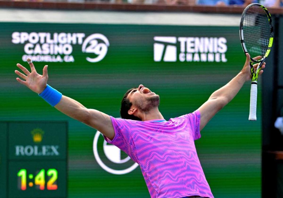 Carlos Alcaraz celebra su victoria en la final de Indian Wells.