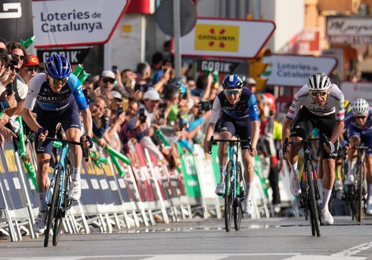 Schultz mira de reojo la remontada por la izquierda de Pogacar antes de ganar en San Feliu de Guixols.