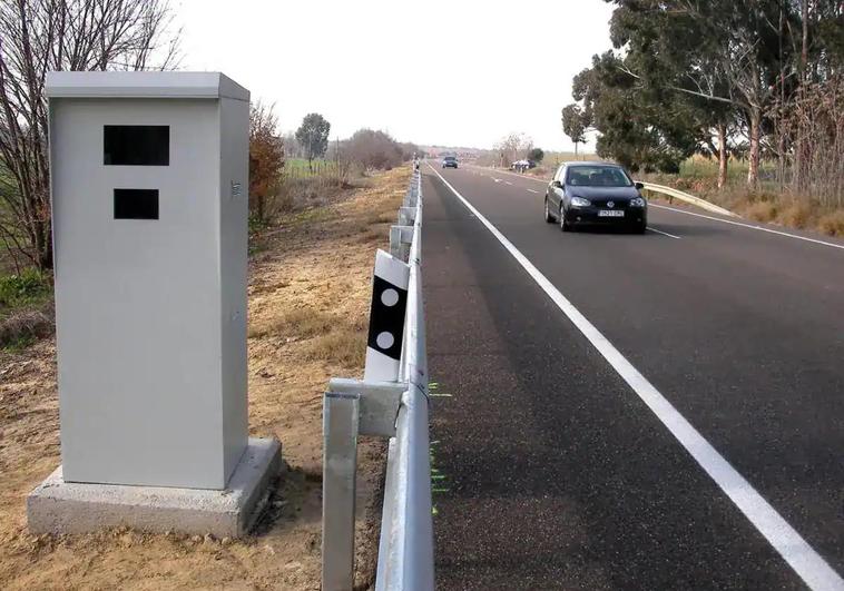 Roba un radar de tráfico en Cáceres para ocultar que usaba su furgoneta de empresa