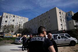 Agentes de la policía francesa en un barrio de Marsella.