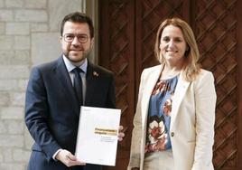 Pere Aragonès, recibe de manos de la consellera de Economía y Hacienda, Natàlia Mas, la propuesta de «financiación singular» para Cataluña