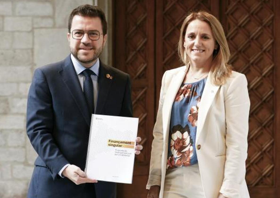 Pere Aragonès, recibe de manos de la consellera de Economía y Hacienda, Natàlia Mas, la propuesta de «financiación singular» para Cataluña