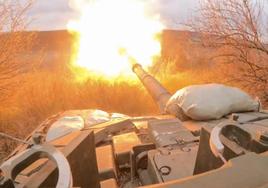 Un tanque ruso T-72B3 dispara contra supuestos saboteadores ucranianos en la región de Bélgorod.