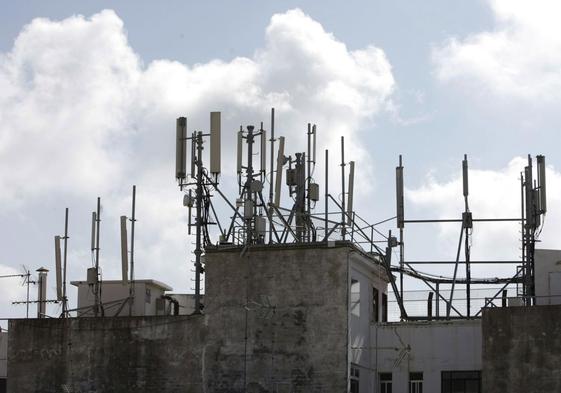 Antenas de telefonía sobre un edificio en Cádiz.