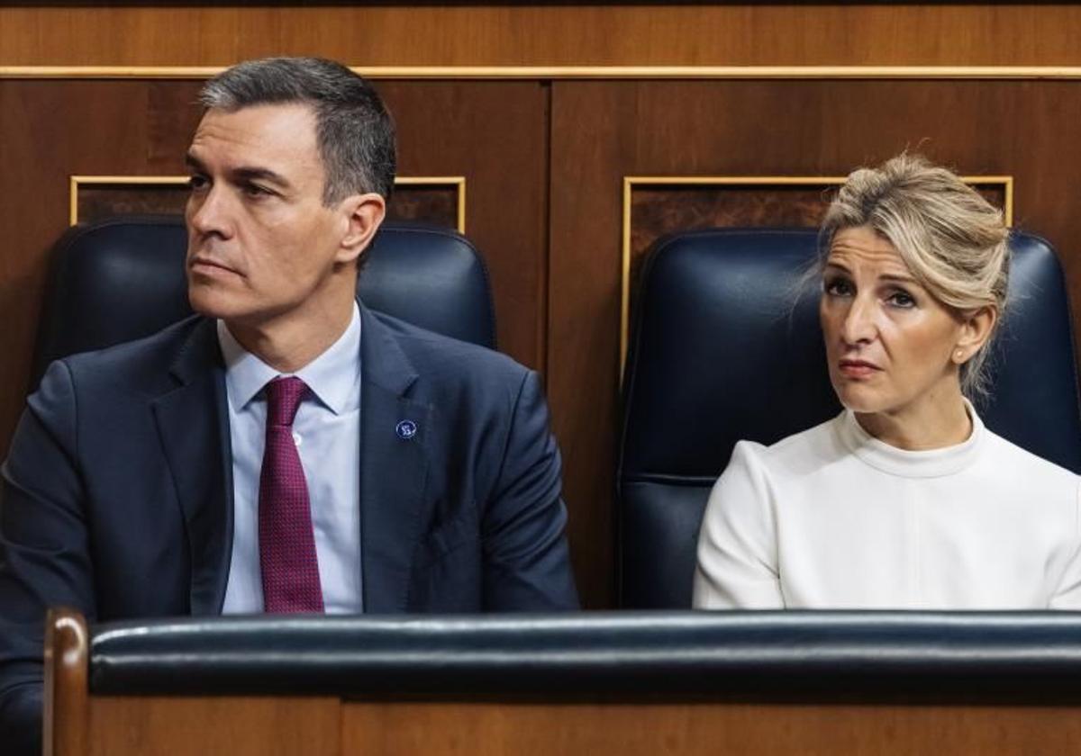 Pedro Sánchez y Yolanda Díaz, duranre el pleno del Congreso.