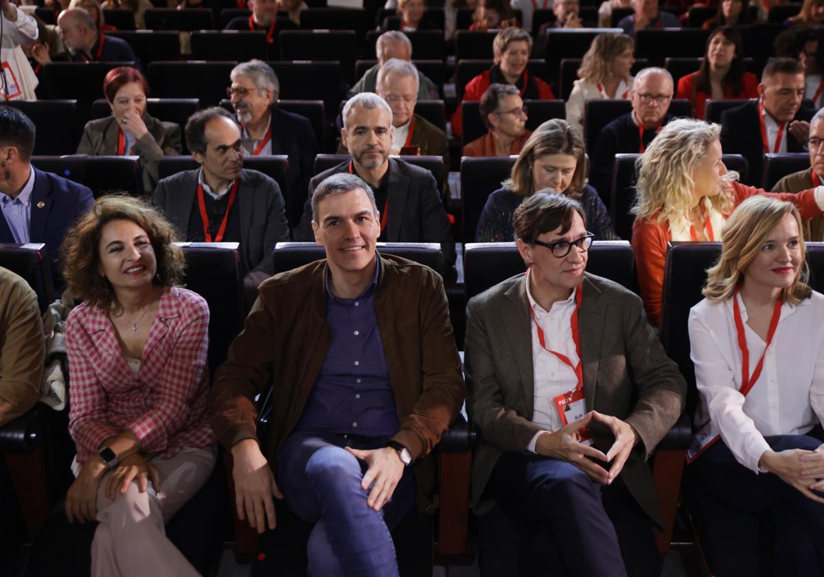 La vicepresidenta, María Jesús Montero, el presidente, Pedro Sánchez, el secretario del PSC, Salvador Illa, y la ministra de Educación, Pilar Alegría