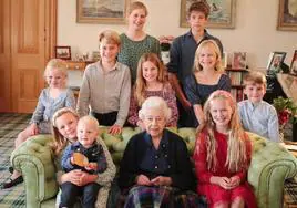 La imagen retocada de Isabel II con sus nietos.