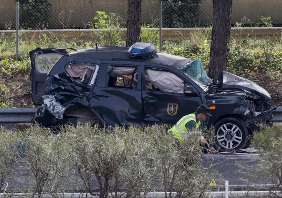 Imagen principal - Dos de los vehículos arrollados y el camión que barrió a los vehículos. 