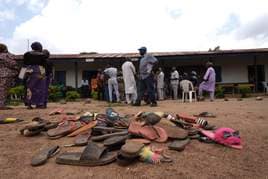 Padres de los alumnos secuestrados en un centro educativo de Nigeria.