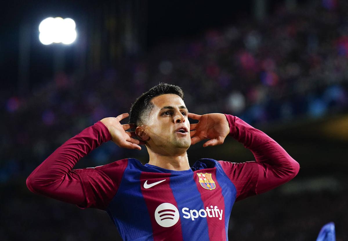 Joao Cancelo celebra un gol con el Barça.