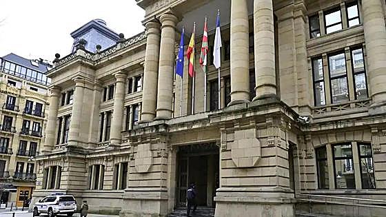 «Me tiró en la cama, me rapó el pelo y me violó seis veces»