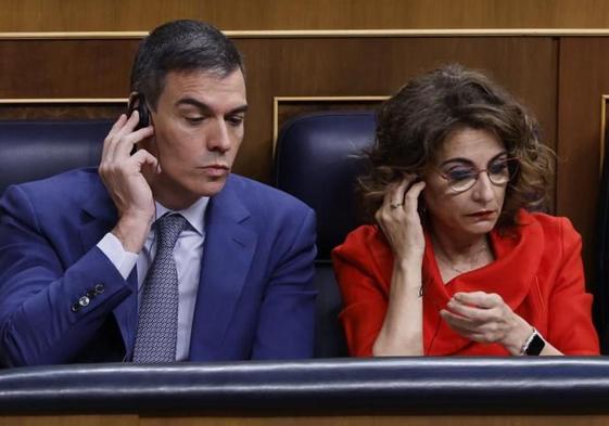 Pedro Sánchez y María Jesús Montero en la sesión de contro al Gobierno de este miércoles.