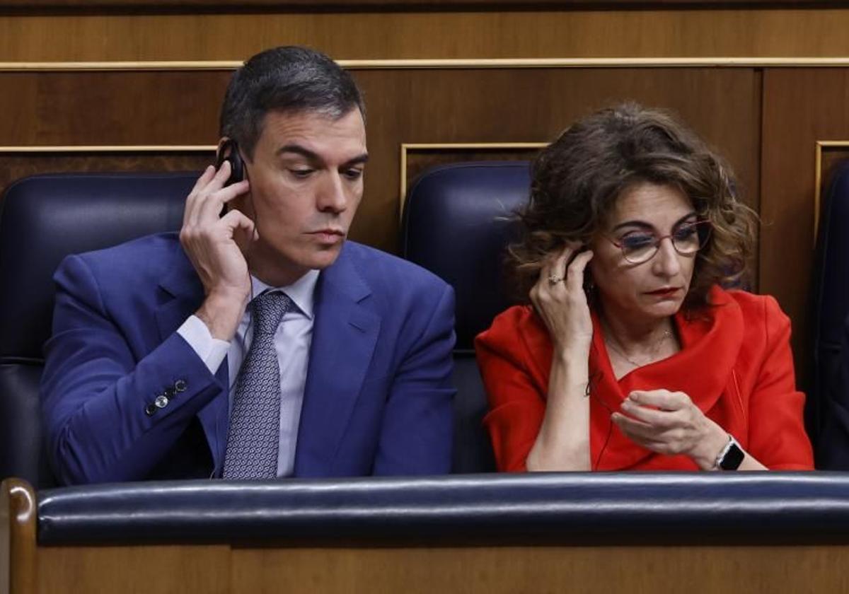 Pedro Sánchez y María Jesús Montero en la sesión de contro al Gobierno de este miércoles.