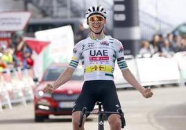 Tadej Pogacar entra victorioso en meta durante la tercera etapa de la Volta a Cataluña.