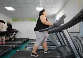 Mujer con sobrepeso haciendo ejercicio.