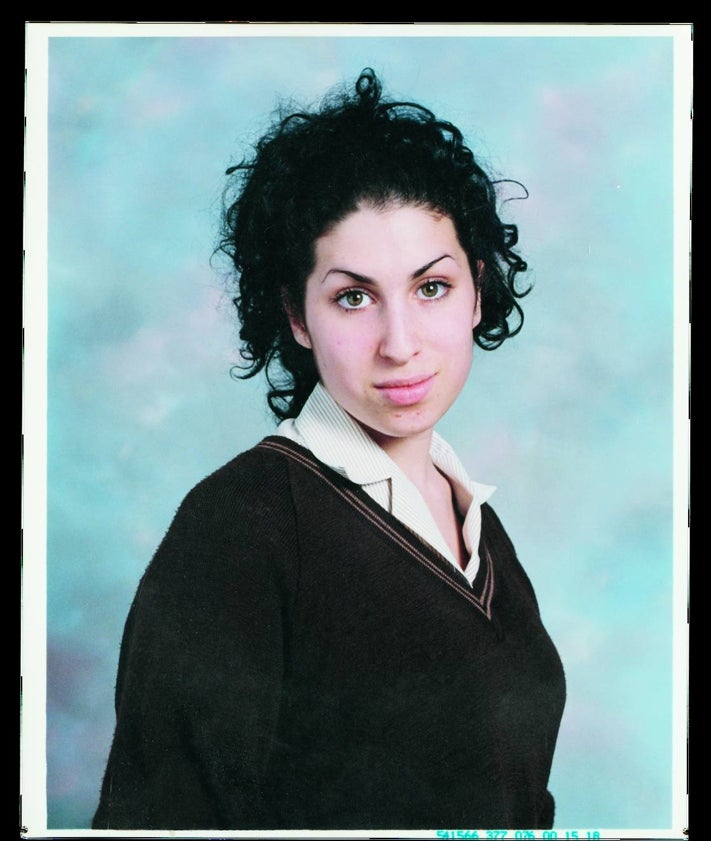 Imagen secundaria 2 - Amy Winehouse de bebé y adolescente, y una libreta con una canción.