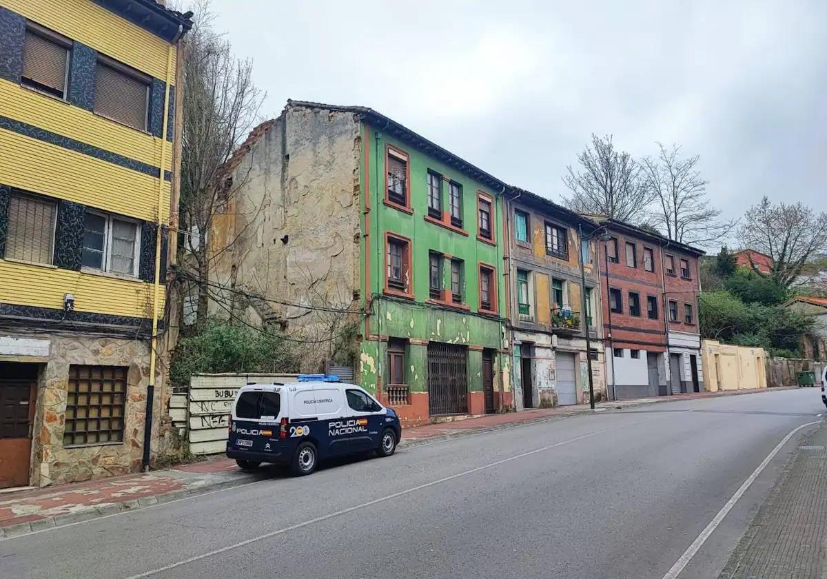 Un coche de la Policía Nacional en la zona donde apareció el cadáver.