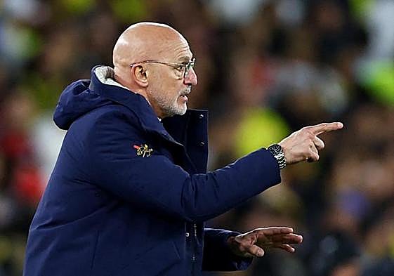 Luis de la Fuente, seleccionador español, imparte órdenes en Londres.