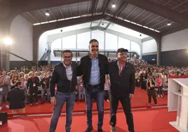 El nuevo líder del PSOE extremeño Miguel Ángel Gallardo, Pedro Sánchez y Guillermo Fernández Vara este sábado en Mérida.