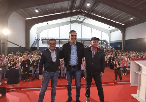 El nuevo líder del PSOE extremeño Miguel Ángel Gallardo, Pedro Sánchez y Guillermo Fernández Vara este sábado en Mérida.