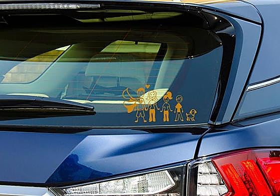 ¿Qué significa esta pegatina familiar que llevan muchos coches en la parte trasera?