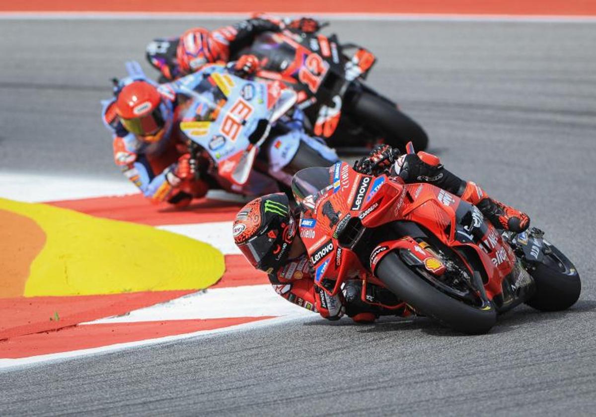 Maverick Viñales, liderando la carrera al sprint en Portimao.