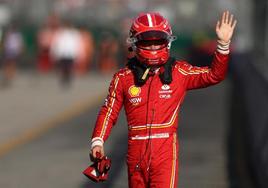 Carlos Sainz saluda tras quedar segundo en la clasificación del GP de Australia.