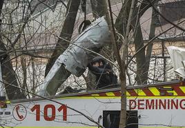 Un policía examina los restos de un misil en Kiev.
