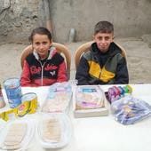 Los primos Anas y Ayah venden mecheros, latas de conserva y una especie de empanadas caseras que preparan sus madres.