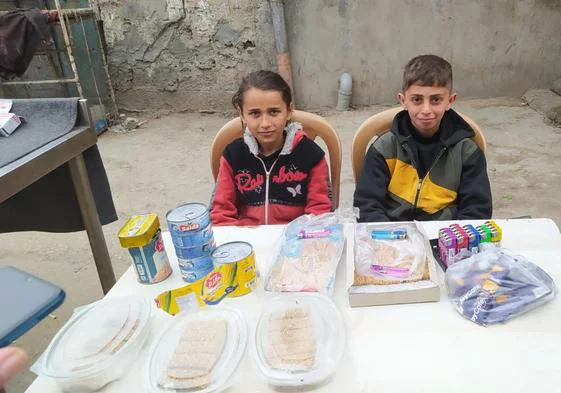 Los primos Anas y Ayah venden mecheros, latas de conserva y una especie de empanadas caseras que preparan sus madres.