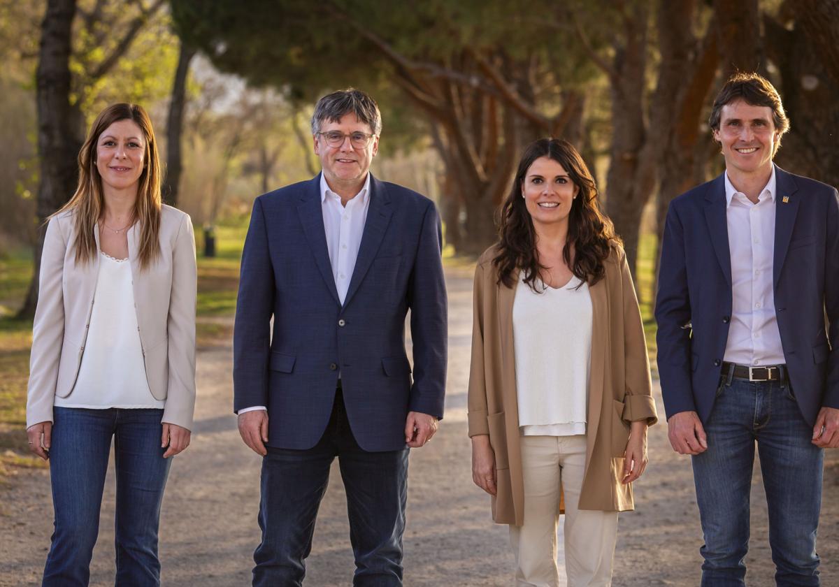 Puigdemont, este sábado en Waterloo, con los cabezas de lista Jeannine Abella (Lleida), Mónica Sales (Tarragona) y Salvador Vergés (Girona)