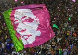 Manifestantes ondean una bandera con el rostro de Marielle Franco durante una movilización en Río de Janeiro en 2019.
