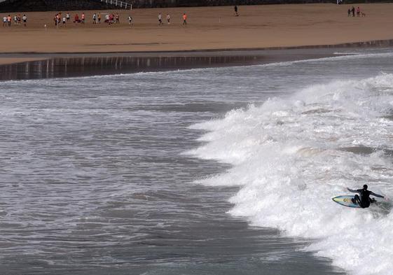 Olas en la playa de San Lorenzo, en Gijón.