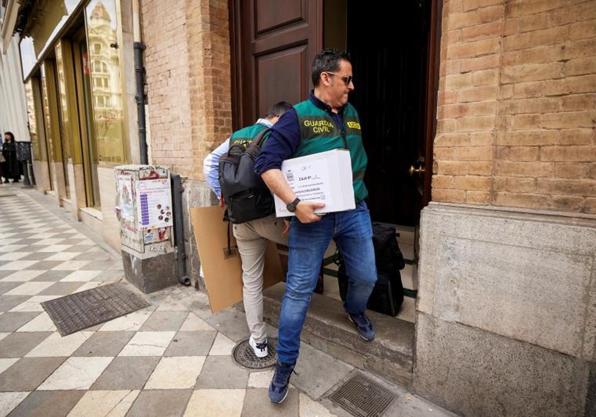 Agentes de la UCO de la Guardia Civil, en el domicilio de Luis Rubiales en Granada.