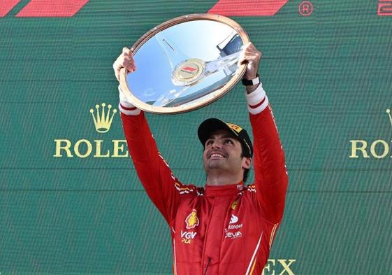 El piloto español de Fómula Uno, Carlos Sainz de Ferrari celebra su vitoria en el Gran Premio de Australia