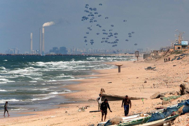 Nuevo lanzamiento de alimentos sobre Gaza City en la mañana de este lunes.