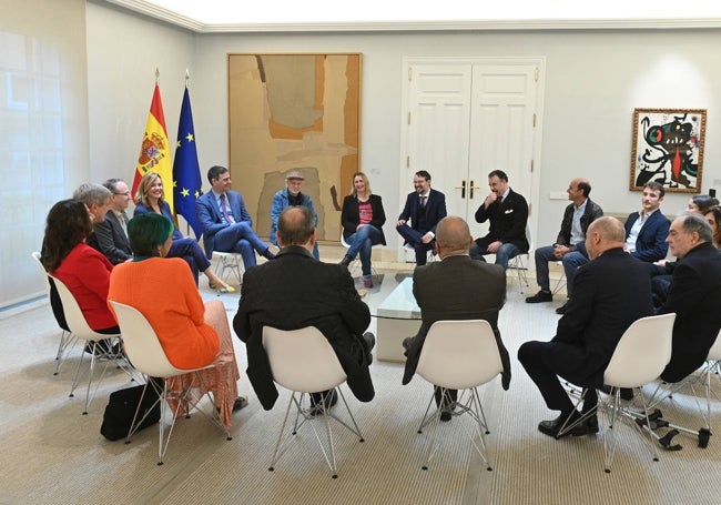  Pedro Sánchez y la ministra de Educación, Pilara Alegrúa junto a representantes de sector de la formación artística en dependencias de Moncloa.