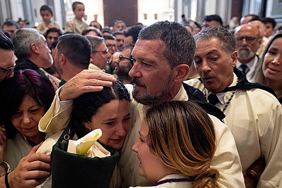 Antonio Banderas, Terelu Campos y Amaia Salamanca, suerte dispar en las procesiones de Semana Santa