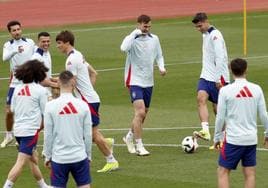 Los jugadores de la selección española, durante el entrenamiento previo al amistoso ante Brasil.