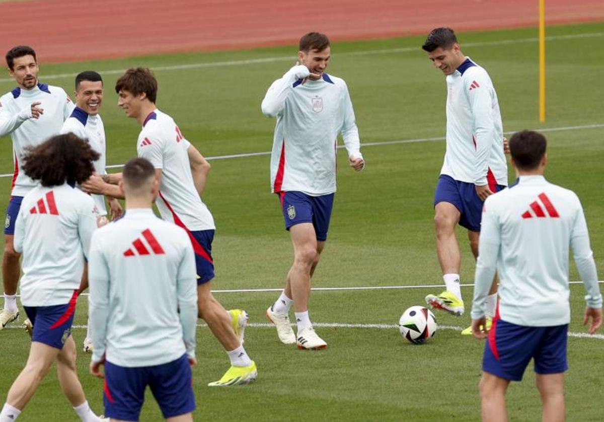 Los jugadores de la selección española, durante el entrenamiento previo al amistoso ante Brasil.