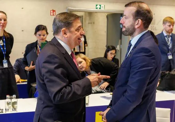 El ministro Planas conversa con el comisario europeo de Medio Ambiente, Virginijus Sinkevicius, en Brujas (Bélgica).