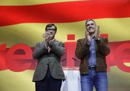 Pedro Sánchez y Salvador illa el pasado día 18, en la proclamación del primer secretario del PSC como candidato a las elecciones del 12 de mayo en Cataluña.