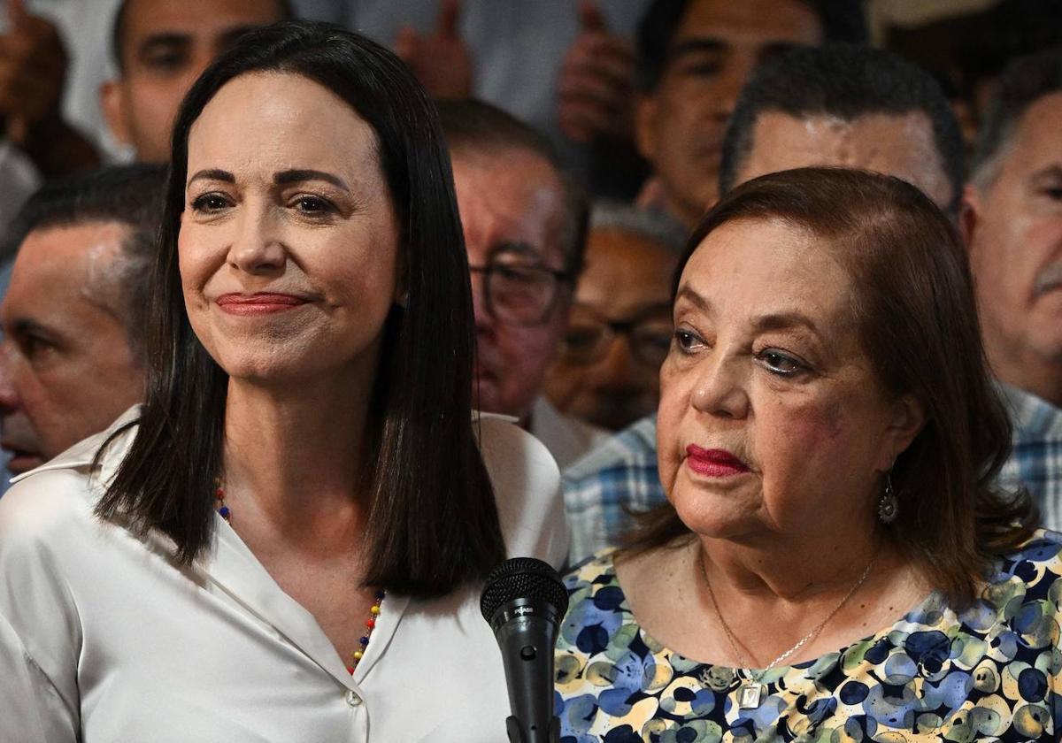 María Corina Machado (izquierda) y Corina Yoris (derecho) en un acto de campaña en Caracas.