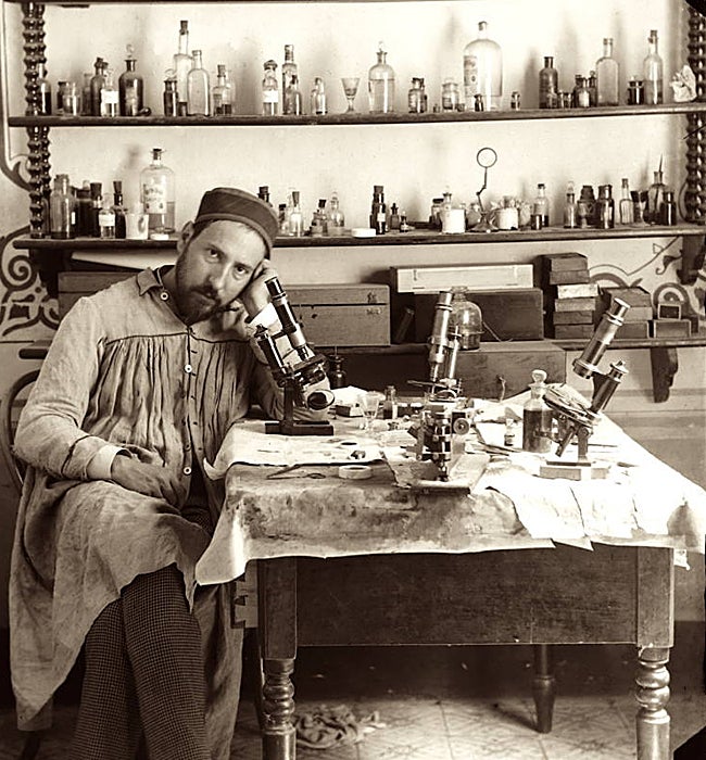 Autorretrato de Ramón y Cajal en su laboratorio.